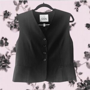 COS Black and White Label Detail